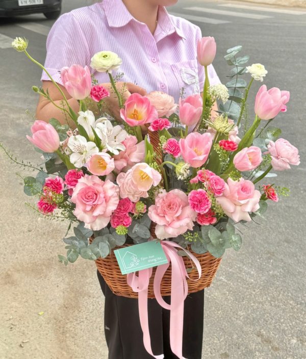 Giỏ Tulip Tông Hồng Ngọt Ngào (7)