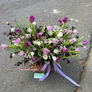 giỏ hoa tulip tím