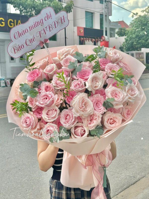 bó hoa hồng lạc thần và hồng kem dâu