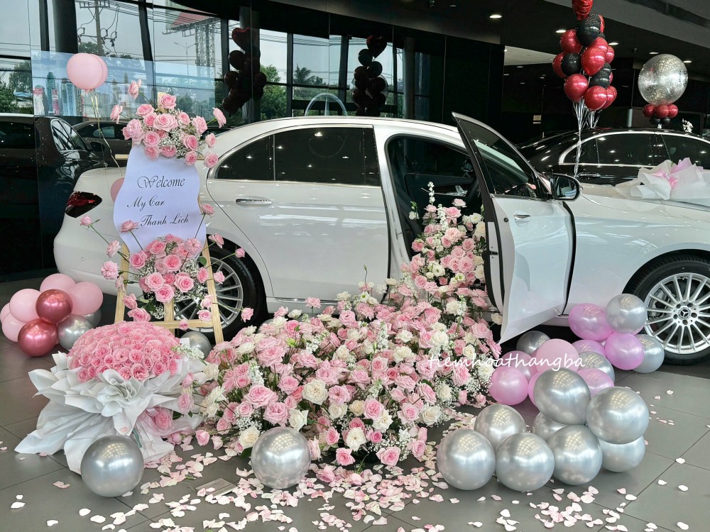 trang trí bàn giao xe mercedes