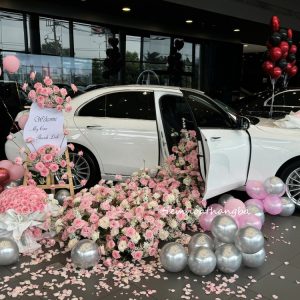 trang trí bàn giao xe mercedes