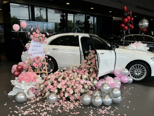 trang trí bàn giao xe mercedes