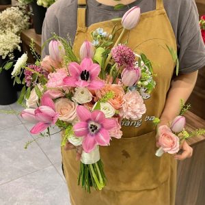 Bó hoa cưới tulip hồng mix hoa lá phụ