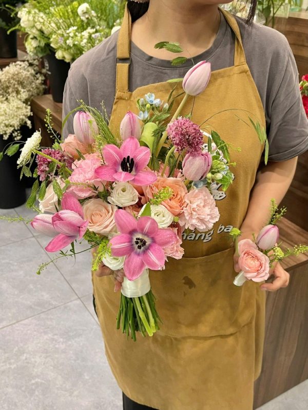 Bó hoa cưới tulip hồng mix hoa lá phụ