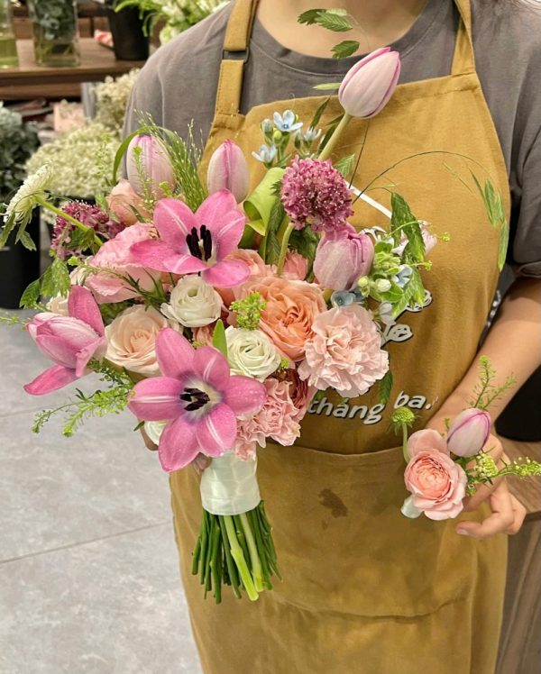 Bó hoa cưới tulip hồng mix hoa lá phụ