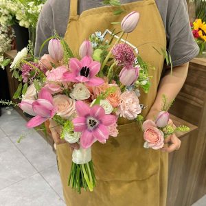 Bó hoa cưới tulip hồng mix hoa lá phụ