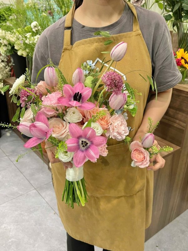 Bó hoa cưới tulip hồng mix hoa lá phụ