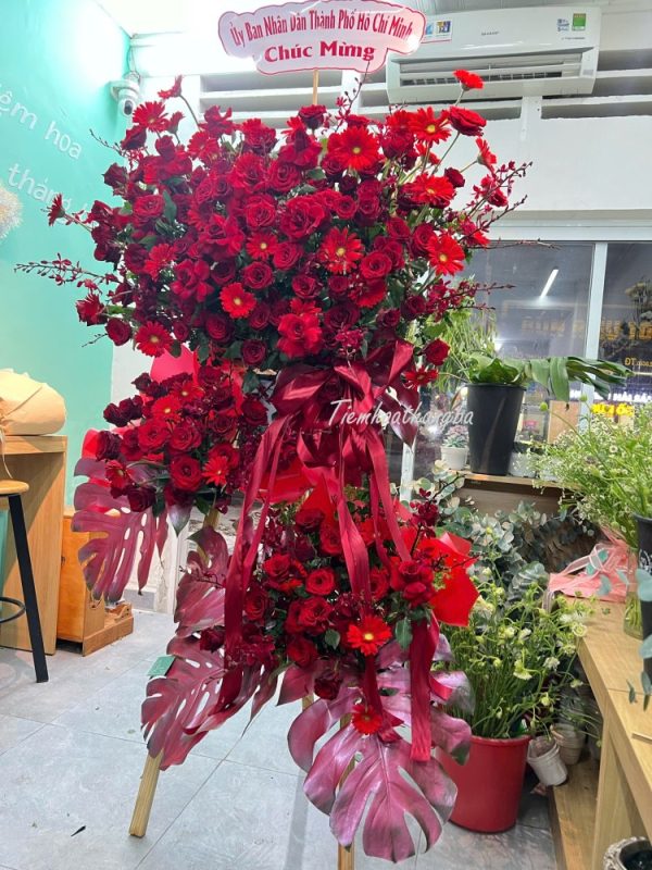 Kệ hoa chúc mừng tone đỏ rực rỡ