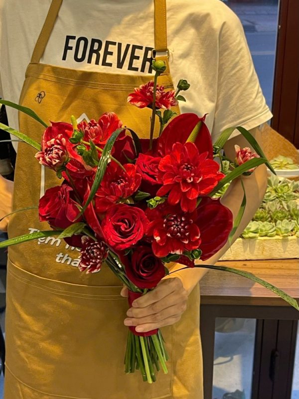 bó hoa cưới tone đỏ