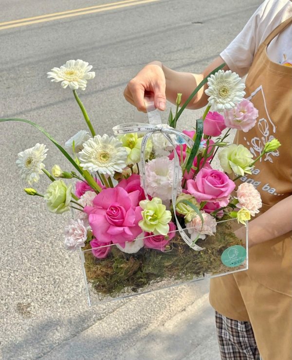 giỏ hoa mica tone hồng