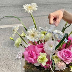 giỏ hoa mica tone hồng