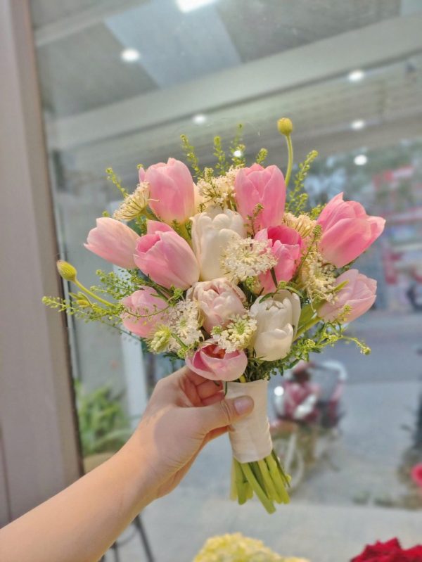 bó hoa cưới tulip hồng nhập khẩu
