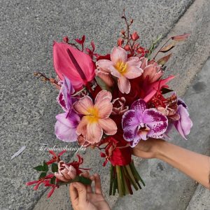 bó hoa cưới tone đỏ