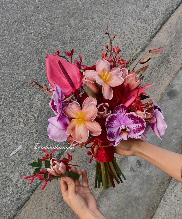 bó hoa cưới tone đỏ